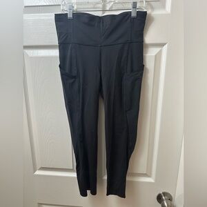 Lulu🍋Fast and Free High Rise Crop 21" Elite
Size 6 Black